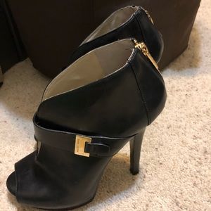 Michael Kors Guiliana peep toe booties. size 9
